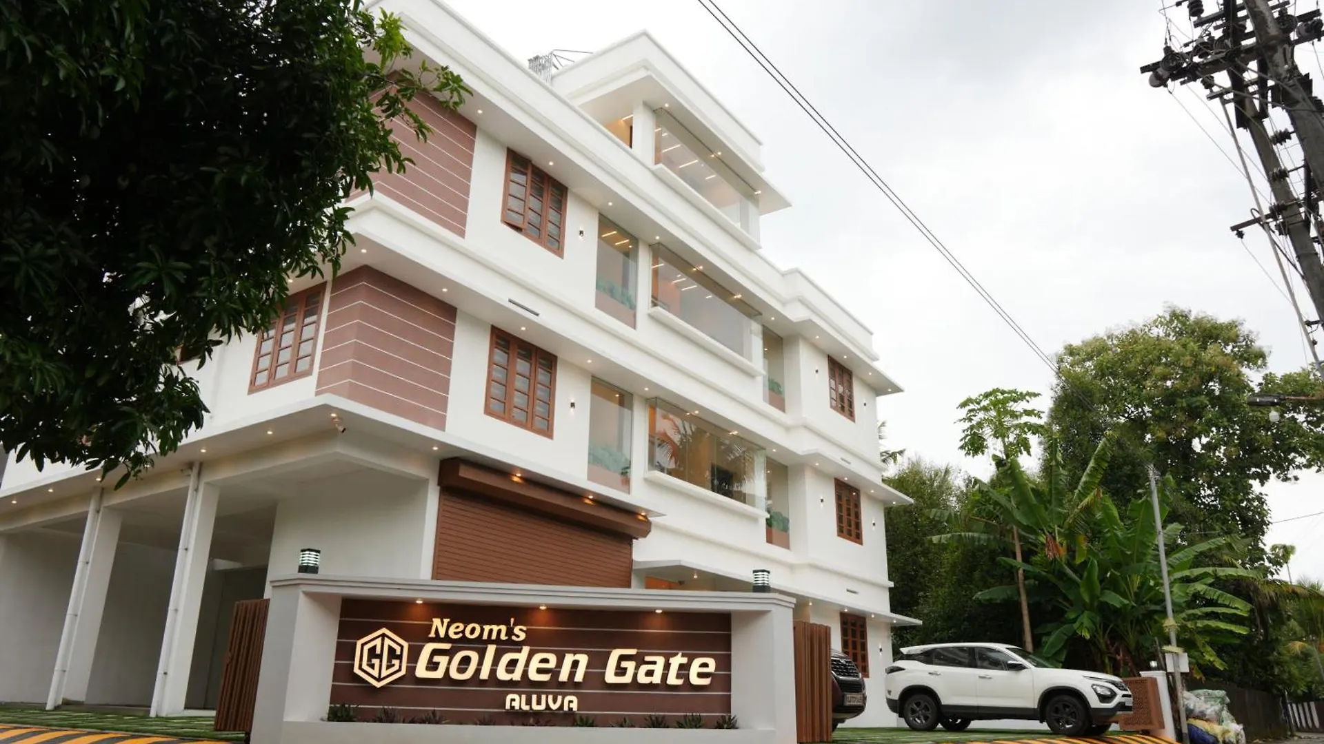 Neom'S Golden Gate Hotel Alwaye